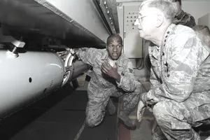 En este momento estás viendo Trabajo en la Fuerza Aérea: Especialista en armas nucleares AFSC 2W2X1