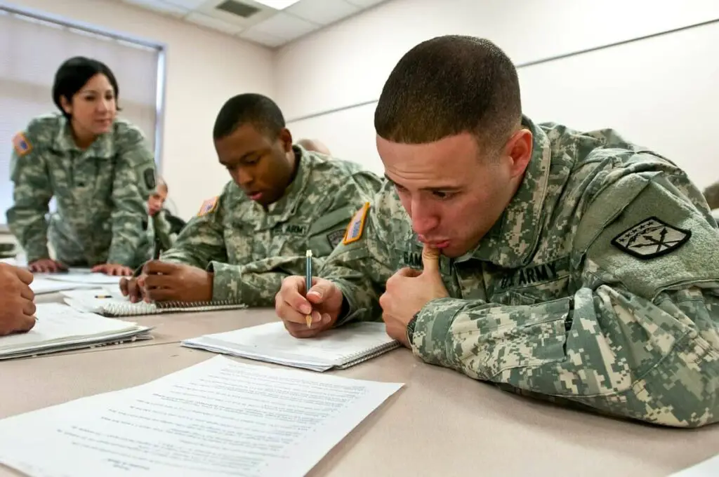 soldado haciendo examen