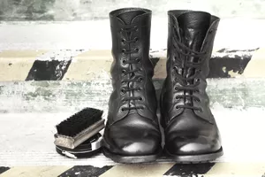 Lee más sobre el artículo Cómo escupir brillar tus botas militares