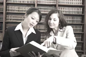 Lee más sobre el artículo Trabajando en una firma de abogados de práctica privada