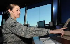 Lee más sobre el artículo Controlador de tráfico aéreo de la Fuerza Aérea – AFSC 1C1X1