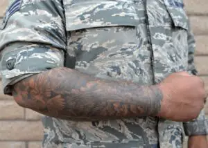 Lee más sobre el artículo Política de la Fuerza Aérea sobre tatuajes, arte corporal y perforaciones corporales