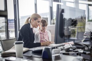 Lee más sobre el artículo 5 consejos para un exitoso día «Traiga a su hijo al trabajo»