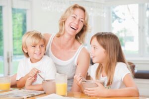 Lee más sobre el artículo Cómo ser una mamá feliz y saludable que se queda en casa