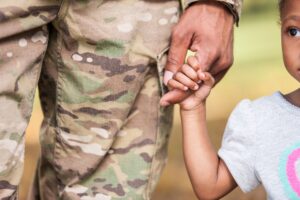 Lee más sobre el artículo Estándares de alistamiento militar de EE. UU. Para padres solteros