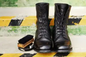 Lee más sobre el artículo Cómo escupir brillo a tus botas militares