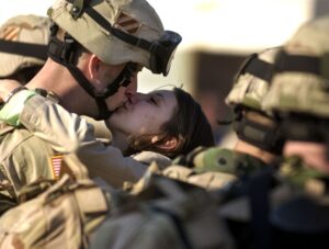 Lee más sobre el artículo Cómo las parejas de militares duales administran sus carreras y sus relaciones