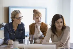 Lee más sobre el artículo Los desafíos que enfrentan las mujeres emprendedoras (y cómo superarlos)