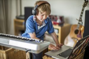 Lee más sobre el artículo Cómo su hijo puede incursionar en el negocio de la música