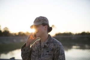 Lee más sobre el artículo Hacer llamadas telefónicas durante el entrenamiento básico de la Fuerza Aérea