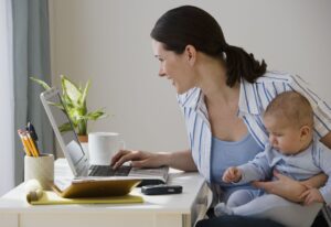 Lee más sobre el artículo Cómo escribir un currículum vitae para mamás y papás que se quedan en casa