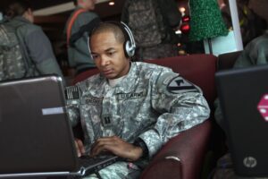 Lee más sobre el artículo Estafas de citas en línea en el ejército