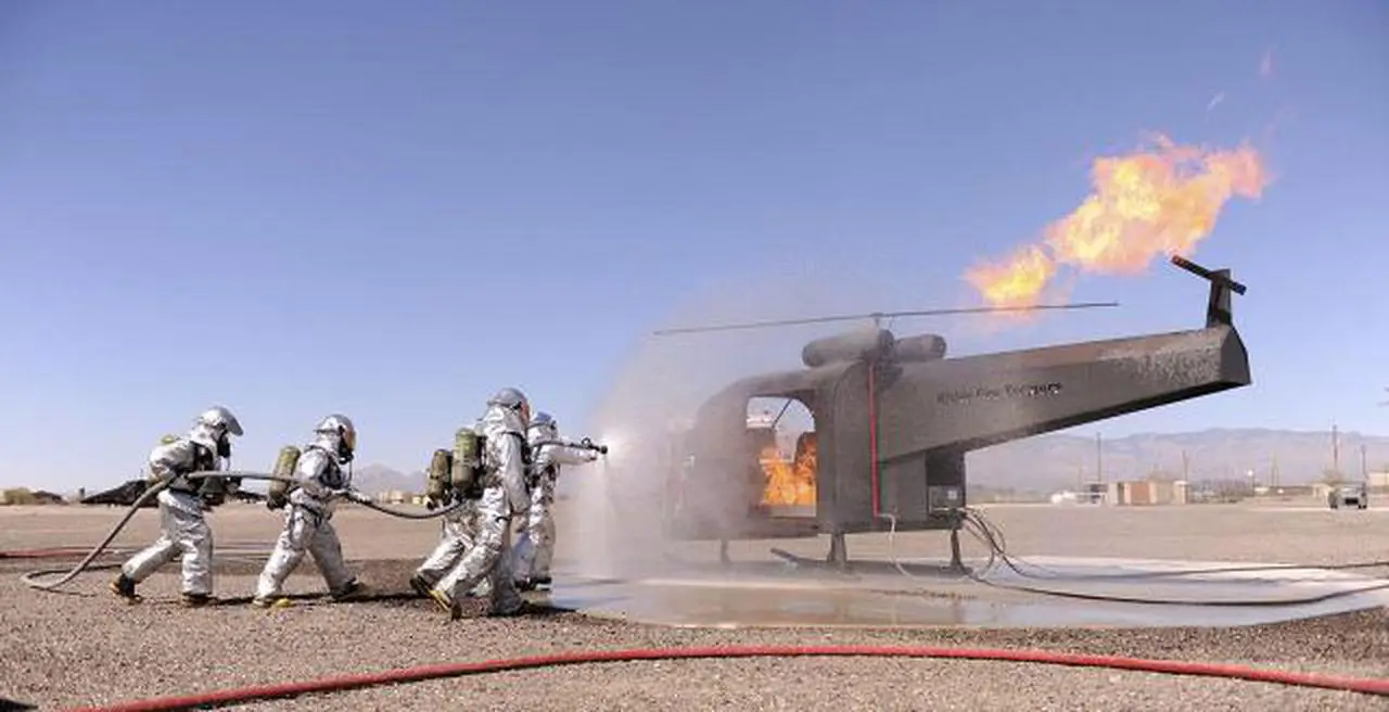 En este momento estás viendo Especialista en rescate y extinción de incendios de aeronaves del Cuerpo de Marines – MOS 7051