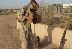 Lee más sobre el artículo Infantería de Marina haciendo las maletas para una patrulla de combate en Irak