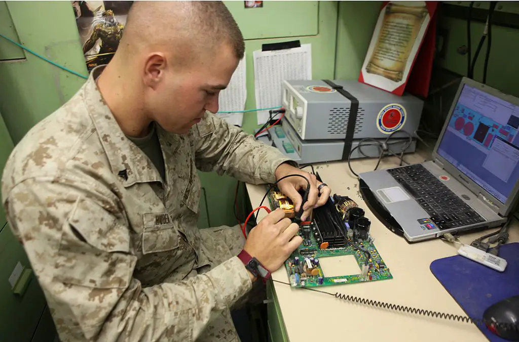 En este momento estás viendo Técnico de mantenimiento de electrónica del Cuerpo de Marines – MOS2862