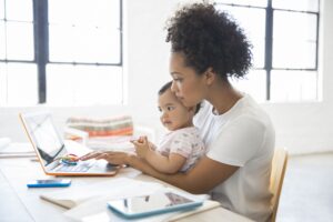 Lee más sobre el artículo Madres que trabajan desde casa y cuidado de niños