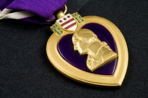 Lee más sobre el artículo Cómo llevar medallas y cintas militares en ropa de civil