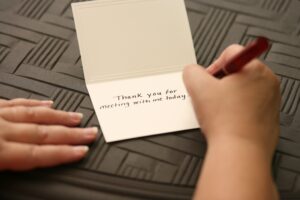 Lee más sobre el artículo Cómo escribir una carta de agradecimiento después de una entrevista