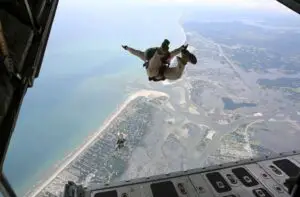 Lee más sobre el artículo Cómo convertirse en un aparejador de paracaídas marino