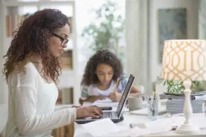 Lee más sobre el artículo Multitarea para mamás que trabajan desde casa
